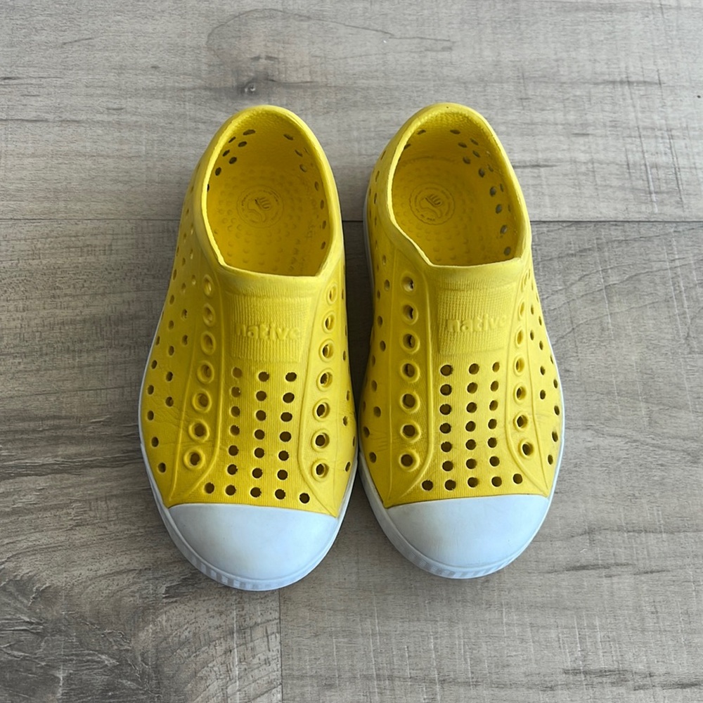 Native Jefferson little kids Size 8- yellow